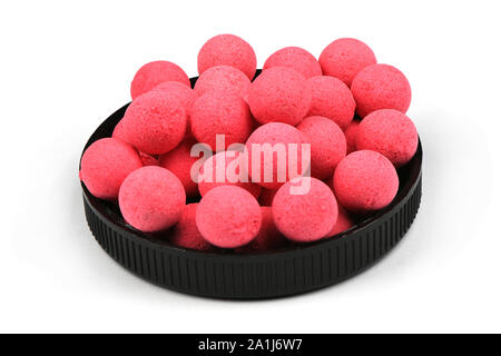 Schüssel voll mit Boilies, Angeln Köder für Karpfen, auf weißem Hintergrund. Hochauflösendes Foto. Volle Tiefenschärfe. Stockfoto
