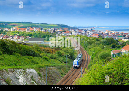 Boulogne-sur-Mer (Frankreich), entlang der "Côte d'Opale" Küste. Bahnlinie am Eingang der Stadt; TER Zug auf der Durchreise Stockfoto