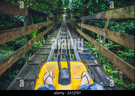 Füße einer jungen Frau auf Alpine Coaster. Stockfoto