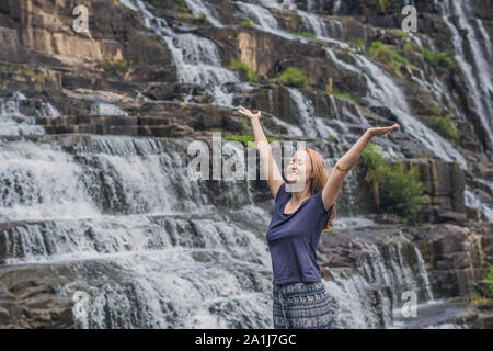 Junge Frau, Wanderer, Touristen auf dem Hintergrund der erstaunliche Pongour Wasserfall ist berühmt und schönsten Herbst in Vietnam. Nicht weit von Dalat Stadt est Stockfoto