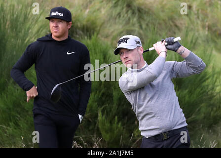 Ryan Smith (links) und Ronan Keating auf der 5-T-Stück am Tag zwei der Alfred Dunhill Links Championship bei Kingsbarns Golf Links. Stockfoto