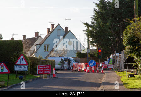 Temporäre Ampel für die Arbeit an einer ruhigen Straße Stockfoto