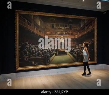 London, Großbritannien. 27. Sep 2019. Foto Aufruf für Banksys dekonzentrierten Parlament Malerei vor sich an der Auktion von Sotheby's, die angeboten werden. Die Kunstwerke, die die House of Commons voller Schimpansen wird voraussichtlich 2 Mio. GBP GBP1.5 zu holen. Foto von Ioannis Alexopoulos/Alamy Leben Nachrichten. Stockfoto