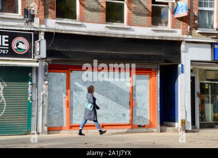 Leer und geschlossen, Geschäfte und Läden im Norden von London England Großbritannien Stockfoto