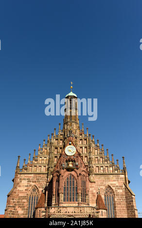 Die Kirche der Muttergottes (Frauenkirche) am Nürnberger Hauptmarkt (zentraler Platz) in Nürnberg, Deutschland.