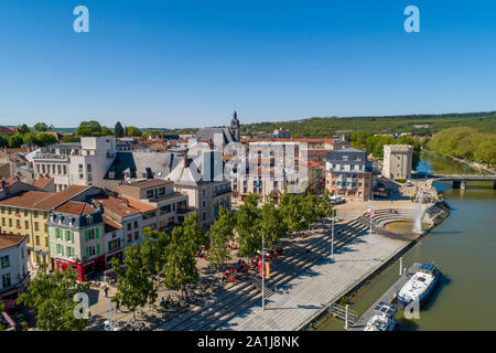 Verdun (nord-östlichen Frankreich): Luftbild der Altstadt, "Quai de Londres" Kai. Blick auf die Stadt und die Boote an der Maas Stockfoto