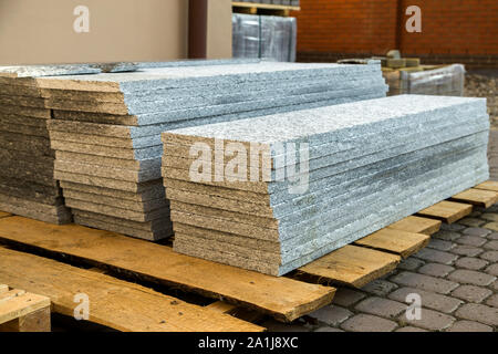 Stapel von Granit Marmor Platten. Stein Blätter für dekorative Bau. Stockfoto