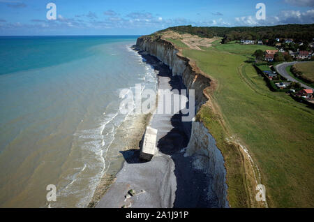 Sainte-Marguerite-sur-Mer (Frankreich): Luftaufnahme des Blockhauses, die sich am Strand an der Unterseite durch Meer Erosion und co von der Klippe fiel Stockfoto