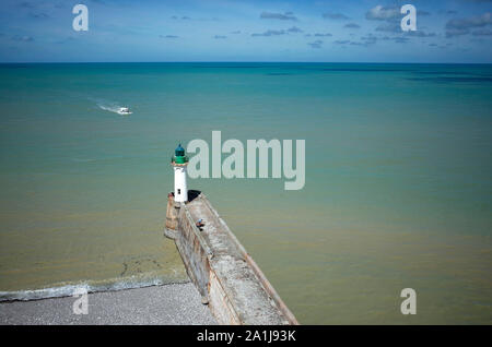 Saint-Valery-en-Caux (Normandie, Frankreich): Luftaufnahme der Leuchtturm und der Pier. Boot zurück zum Hafen Stockfoto