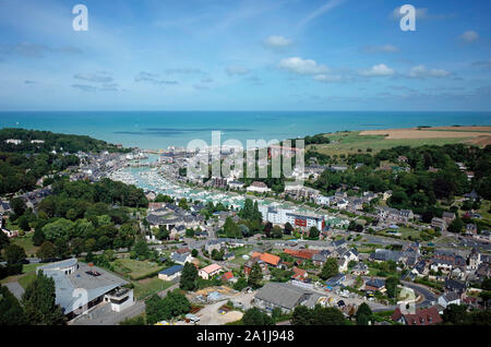 Saint-Valery-en-Caux (Normandie, Frankreich): Luftaufnahme des Dorfes mit den Hafen und das Meer Stockfoto