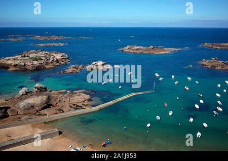 Tregastel (Bretagne, Frankreich): Blick auf den Hafen und die "Cote De Granit Rose" Küste Stockfoto