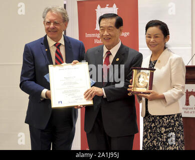 New York, USA. 26 Sep, 2019. Dr. Henry C. Lee (C) erhält die offizielle Zitat von der Generalversammlung des Staates Connecticut in Southington, Connecticut, USA, Sept. 26, 2019. Dr. Henry C. Lee, eine weltweit renommierte Gerichtsmediziner, ist unter den vier prominente Bürger der Jüdischen, Chinesisch, Polnisch und Puerto Rican Erbe in Immigrant Heritage Hall des Ruhmes (IHHF) im US-Bundesstaat Connecticut eingesetzt. Quelle: Guo Peiran/Xinhua/Alamy leben Nachrichten Stockfoto