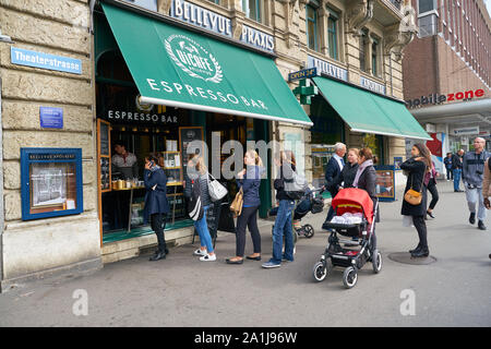 Zürich, Schweiz - ca. Oktober 2018: Menschen Warteschlange für Kaffee Espresso Bar in Zürich. Stockfoto