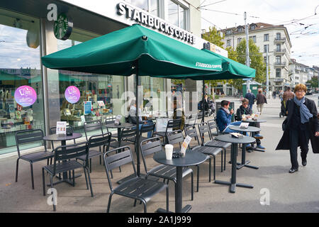 Zürich, Schweiz - ca. Oktober, 2018: Die Menschen sitzen bei Kaffee von Starbucks in Zürich. Stockfoto