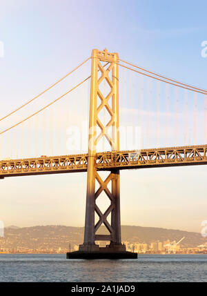 Turm der Oakland Bay Bridge Suspension Bridge, verbindet die Stadt von San Francisco mit der Insel Yerba Buena und die Oakland Gegend Stockfoto