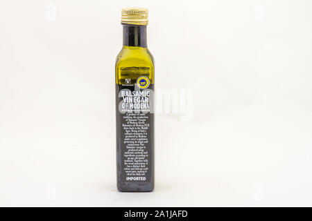 Alberton, Südafrika - eine Flasche importiert Balsamico Essig aus Modena auf einen klaren Hintergrund Bild mit Kopie Raum isoliert Stockfoto