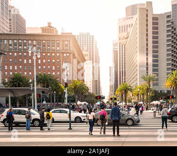 San Francisco, CA, USA, Oktober 2016: Personen, die Straße in der Nähe des Embarcadero Ferry Building Marketplace in San Francisco Stockfoto