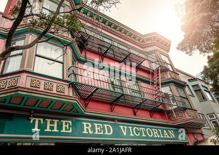 San Francisco, CA, USA, Oktober 2016: Fassade des historischen Der Red Victorian Hotel in die Haight Ashbury in San Francisco Stockfoto