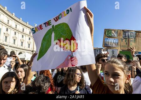 September 27, 2019, Roma, Roma, Italien: Global Strike über Klimawandel in Roma. Der Streik haben dazu geführt, dass Zehntausende von jungen Menschen auf den Straßen in mehr als 40 Lokomotivtyp auf allen continets. Die Schule Streik für Klima, oft auch bekannt als Freitags für Zukunft, Jugend für Klima- und Jugend Streik 4 Klima, ist eine internationale Bewegung der Schüler, die Zeit weg von der Klasse nehmen an Demonstrationen, Maßnahmen zu fordern weitere globale Erwärmung und den Klimawandel zu verhindern, zu beteiligen. (Bild: © Matteo Trevisan/ZUMA Draht) Stockfoto