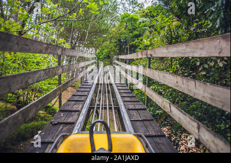 Füße einer jungen Frau auf Alpine Coaster. Stockfoto