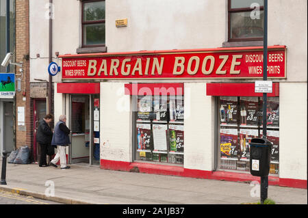 Rezession, Stoke-on-Trent, Großbritannien billig Alkohol shop, Tower Square, Tunstall, Stoke-on-Trent Stockfoto