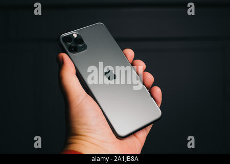 RIGA, September 2019 - Das neue Apple iPhone 11 Pro Max für redaktionelle Zwecke angezeigt wird. Stockfoto