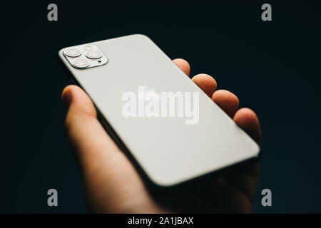 RIGA, September 2019 - Das neue Apple iPhone 11 Pro Max für redaktionelle Zwecke angezeigt wird. Stockfoto