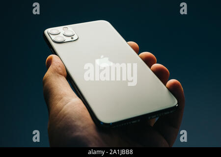 RIGA, September 2019 - Das neue Apple iPhone 11 Pro Max für redaktionelle Zwecke angezeigt wird. Stockfoto