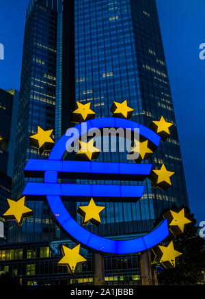 Euro-Zeichen vor der euro Tower, EZB-Gebäude bei Nacht Stockfoto