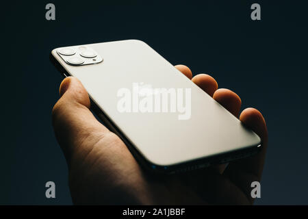 RIGA, September 2019 - Das neue Apple iPhone 11 Pro Max für redaktionelle Zwecke angezeigt wird. Stockfoto