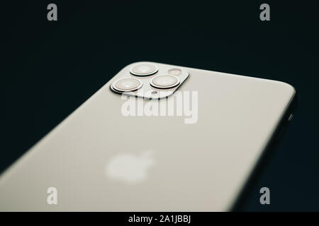 RIGA, September 2019 - Das neue Apple iPhone 11 Pro Max für redaktionelle Zwecke angezeigt wird. Stockfoto