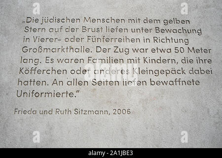 Inschrift auf Fußweg am Denkmal Großmarkthalle/Europäische Zentralbank zum Gedenken an die Deportation jüdischer Bürger Stockfoto