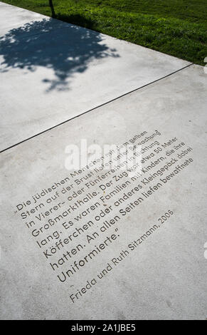 Inschrift auf Fußweg am Denkmal Großmarkthalle/Europäische Zentralbank zum Gedenken an die Deportation jüdischer Bürger Stockfoto