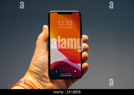 RIGA, September 2019 - Das neue Apple iPhone 11 Pro Max für redaktionelle Zwecke angezeigt wird. Stockfoto