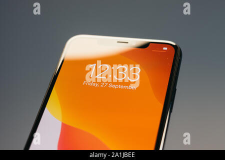 RIGA, September 2019 - Das neue Apple iPhone 11 Pro Max für redaktionelle Zwecke angezeigt wird. Stockfoto