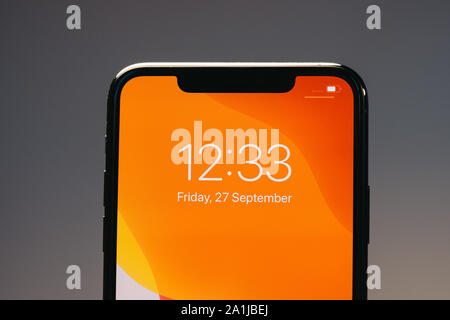 RIGA, September 2019 - Das neue Apple iPhone 11 Pro Max für redaktionelle Zwecke angezeigt wird. Stockfoto