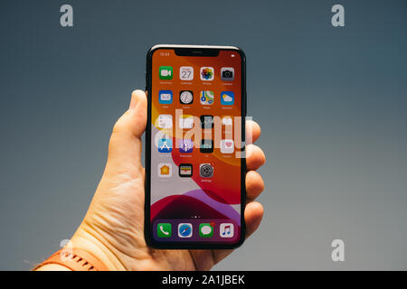 RIGA, September 2019 - Das neue Apple iPhone 11 Pro Max für redaktionelle Zwecke angezeigt wird. Stockfoto