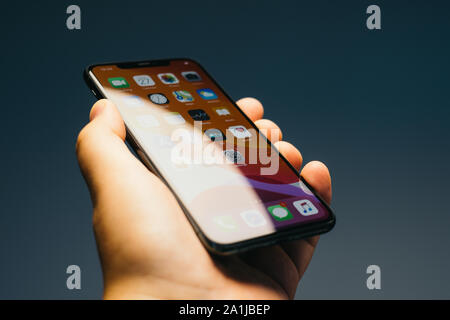 RIGA, September 2019 - Das neue Apple iPhone 11 Pro Max für redaktionelle Zwecke angezeigt wird. Stockfoto