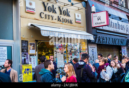 Nach der Arbeit Bier an Yok Yok, Stadt kiosk Stockfoto