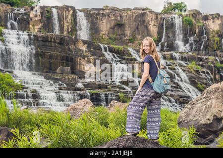 Junge Frau, Wanderer, Touristen auf dem Hintergrund der erstaunliche Pongour Wasserfall ist berühmt und schönsten Herbst in Vietnam. Nicht weit von Dalat Stadt est Stockfoto