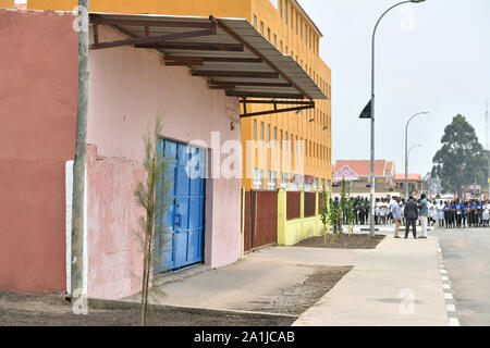 Eine Menschenmenge sammelt auf Prinzessin Diana Straße in Huambo, Angola, vor der Ankunft der Herzog von Sussex an Tag 5 der Royal Tour durch Afrika. Der Herzog ist ein Besuch der Minenfeld, wo seine verstorbene Mutter, die Prinzessin von Wales, 1997 fotografiert wurde, der jetzt eine viel befahrene Straße mit Schulen, Geschäfte und Häuser. Stockfoto