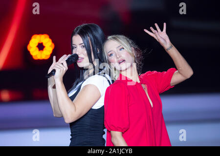 Hannover, Deutschland. 14 Sep, 2019. Die Sänger Felicitas und Lea (rechts), Gruppe BONITAZ, Duo, Band, Duo, Singen, Gesang, Konzert, Willkommen bei Carmen Nebel, spende Gala zu Gunsten der Deutschen Krebshilfe, ZDF-Show am 14.09.2019 in der TUI Arena Hannover, Â | Nutzung der weltweiten Kredit: dpa/Alamy leben Nachrichten Stockfoto