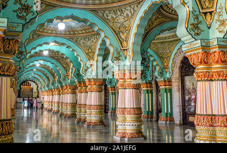 MYSURU (MYSORE), Karnataka/Indien - Februar 11 2018: Mysore Palast. Innerhalb und unter den Bögen und prunkvollen Hallen der königlichen Gebäude. Stockfoto