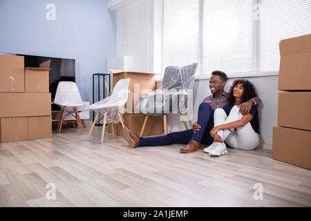Junges Paar auf Boden in Ihrem neuen Zuhause sitzen Stockfoto