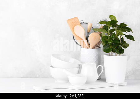 Küche Regal mit weißer Keramik und Holz modern Geschirr, Kaffee Anlage Stockfoto