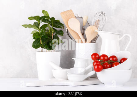 Küche Regal mit weißer Keramik und Holz modern Geschirr, Kaffee und Tomaten/Paradeiser Stockfoto