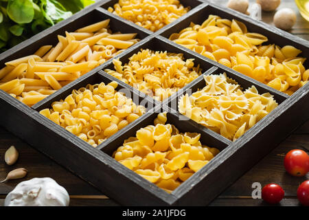 Verschiedene Arten von rohen Pasta. Italienisches Essen. Gesundes essen Hintergrund Konzept. Flach, Ansicht von oben. Stockfoto