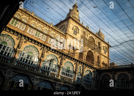 MYSURU (MYSORE), Karnataka/Indien - Februar 11 2018: Auf der Suche nach oben durch den Vogel Verrechnung im Innenhof von Mysore Palast. Stockfoto