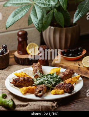 Platte von Lula Kebab mit Kartoffelpüree kebab Stockfoto