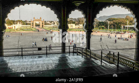 MYSURU (MYSORE), Karnataka/Indien - Februar 11 2018: Blick durch Bögen auf einen Eingang an der Königlichen Palast von Mysuru. Stockfoto